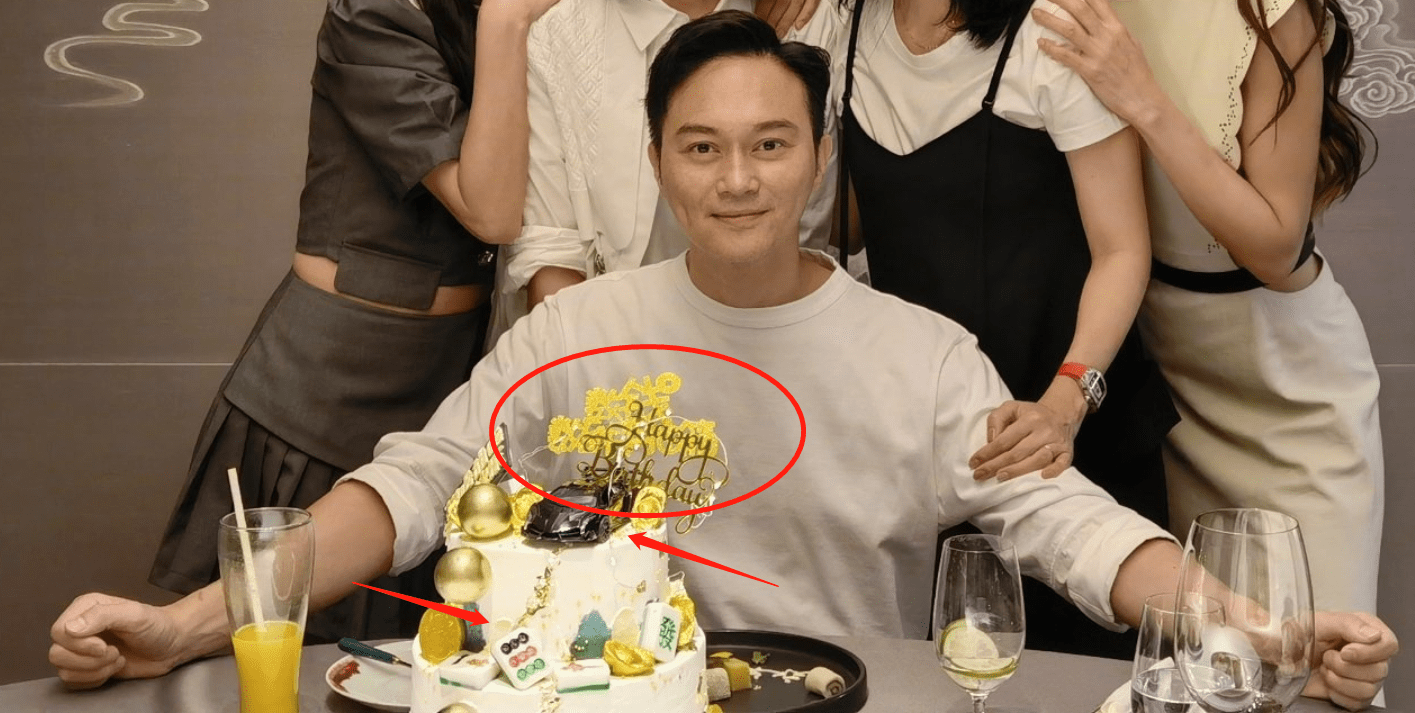 这种为男子事先准备的生日蛋糕,也是非常精致的,上面摆满了张智霖所