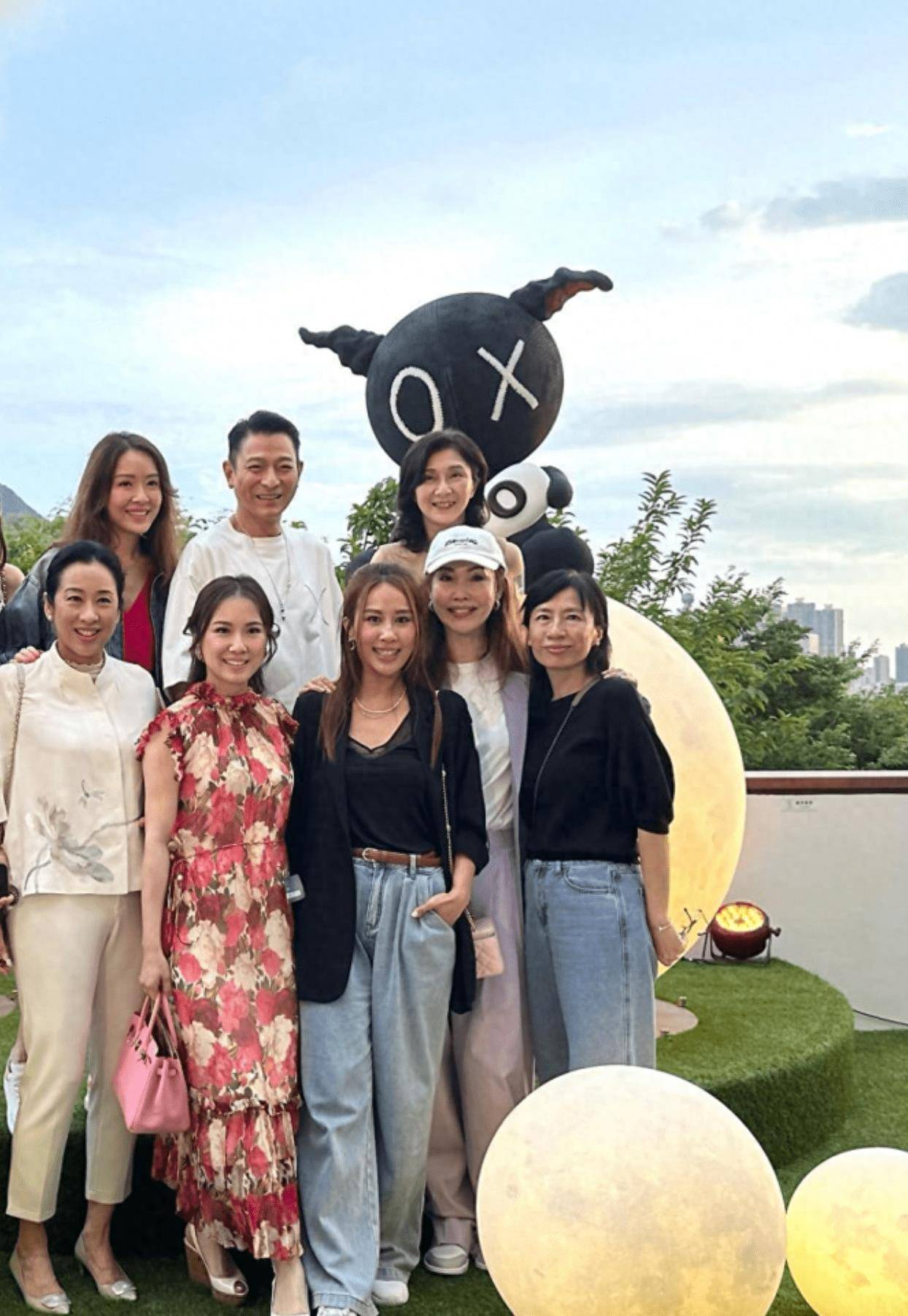 刘德华办展览群星捧场,91岁刘兆铭拄拐杖现身,两人时隔31年同框_合作