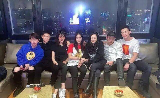 华为老总任正非的小女儿姚安娜,出身好,还是一个学霸级别的人物,哈弗