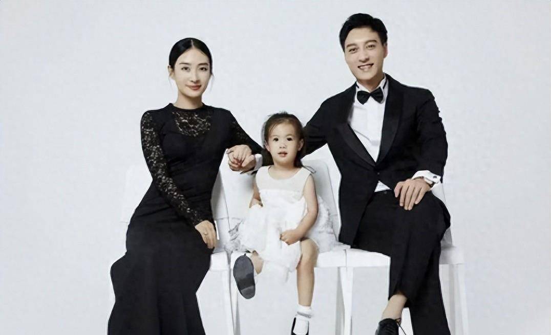 老公和男模一样高大帅气,五岁的女儿看起来很可爱_陶昕然_时尚_生活