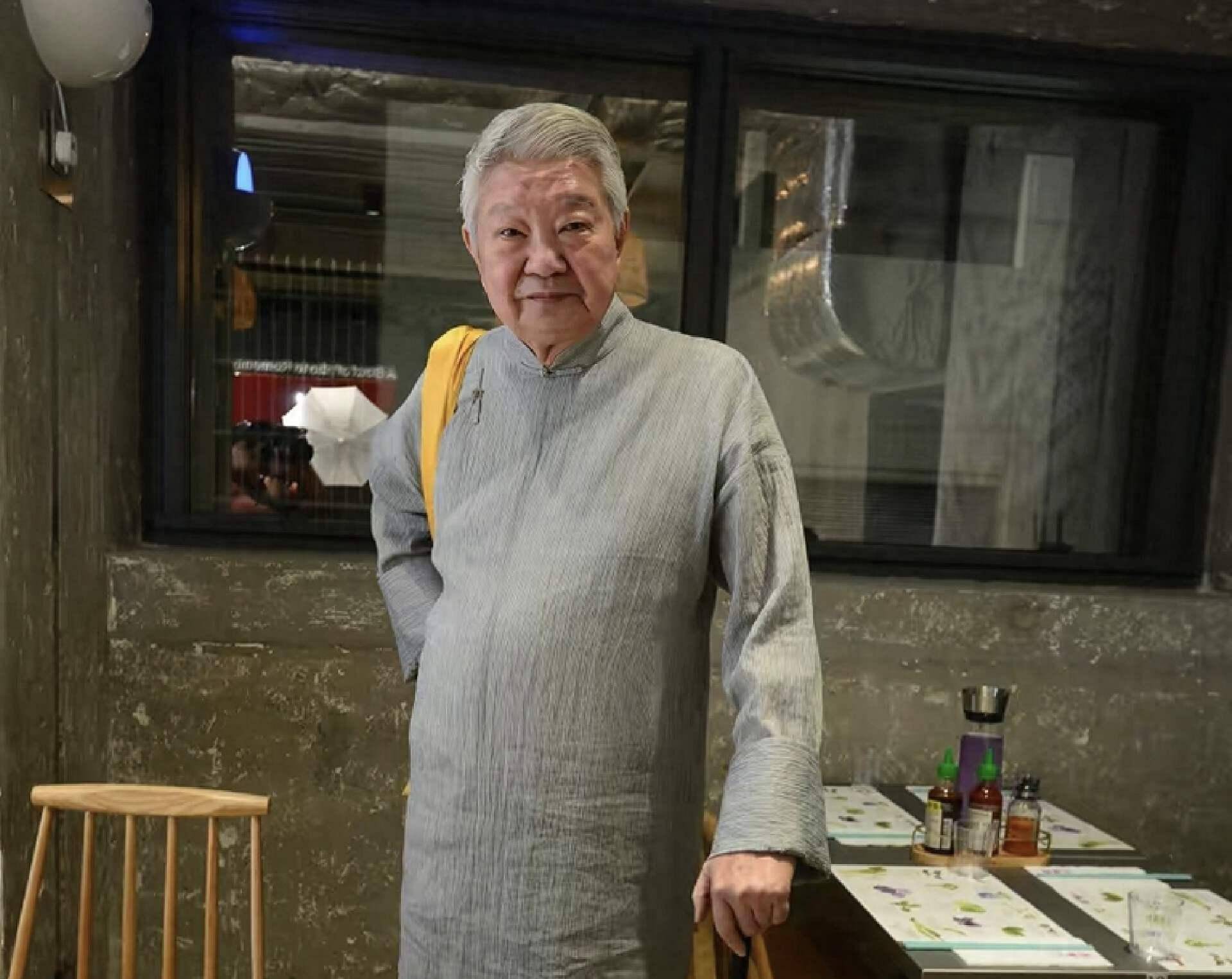 夏天穿大衣戴围巾,坐轮椅精神不佳_蔡澜_倪匡