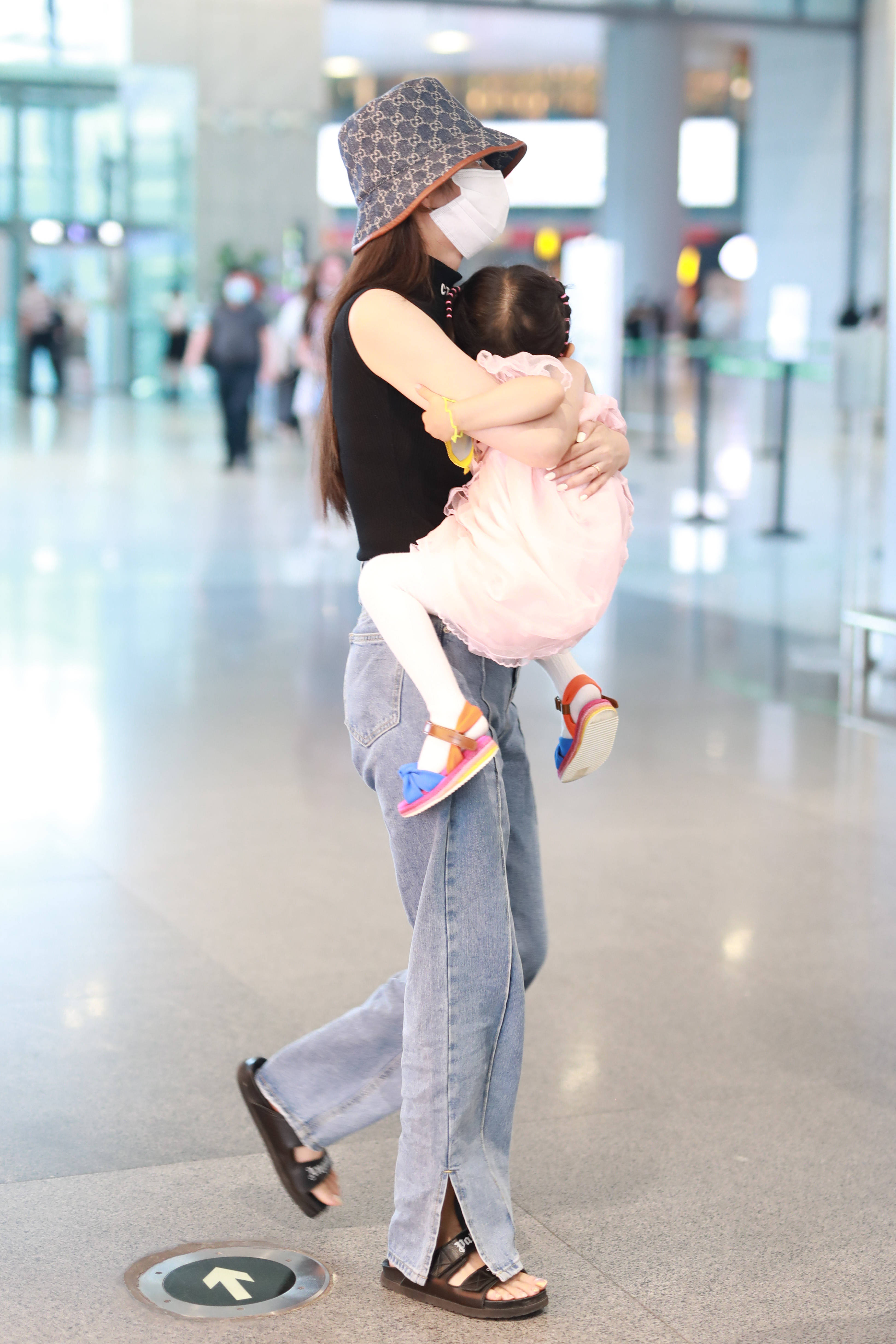 颖儿化身袋鼠妈妈把女儿抱怀中,小月亮扎藕节辫穿粉裙甜美似公主