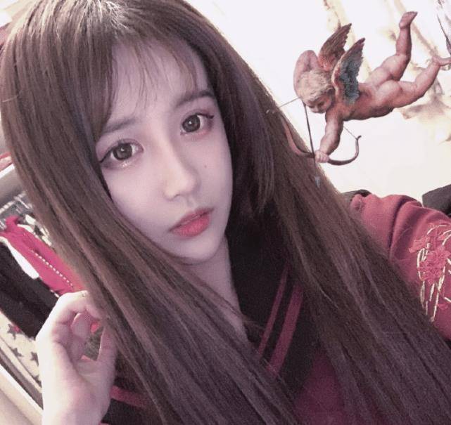 杨清柠遭"网络暴力"后晒照,看清她22岁的发量,全