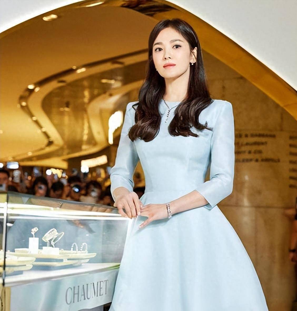 宋慧乔身穿代表20年前乔妹的浅蓝色连衣裙,五官精致如洋娃娃_活动