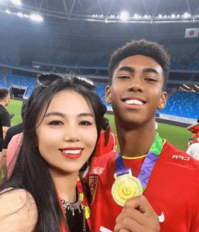 张洪福的父亲来自非洲坦桑利亚,因为对国外的好奇,他的母亲嫁到非洲后