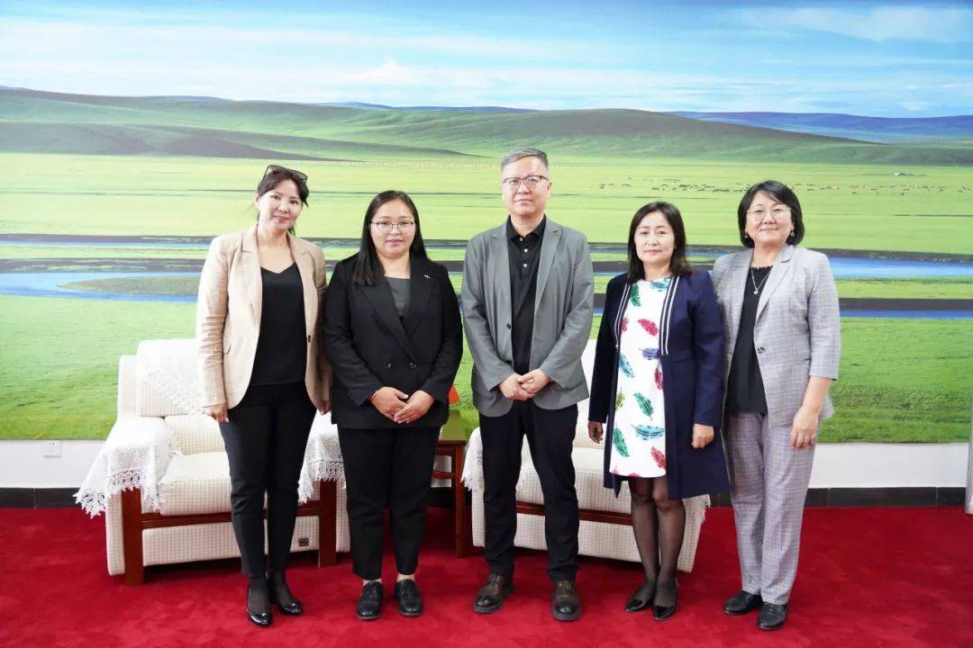 满洲里俄语职业学院与蒙古国立大学东方省分校举行工作会谈并签署合作