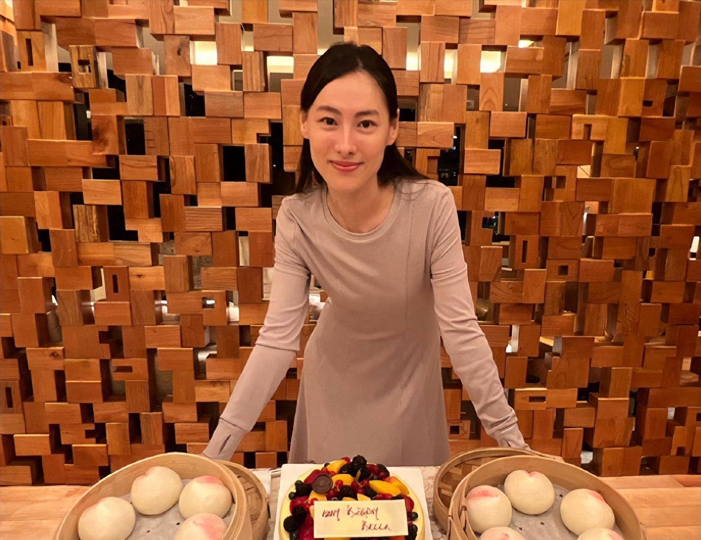 疑暗自和梁洛施争宠_李泽楷_豪门_地位