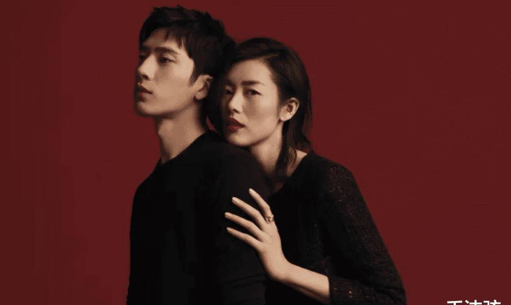 井柏然刘雯参加聚餐,甜蜜搂腰不避嫌,李宇春站一旁成"电灯泡"_好友