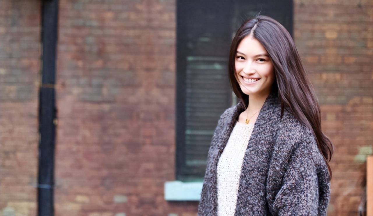 何穗:曾经是李咏身边的助手,月薪只有800,如今成超模身价千万_女孩