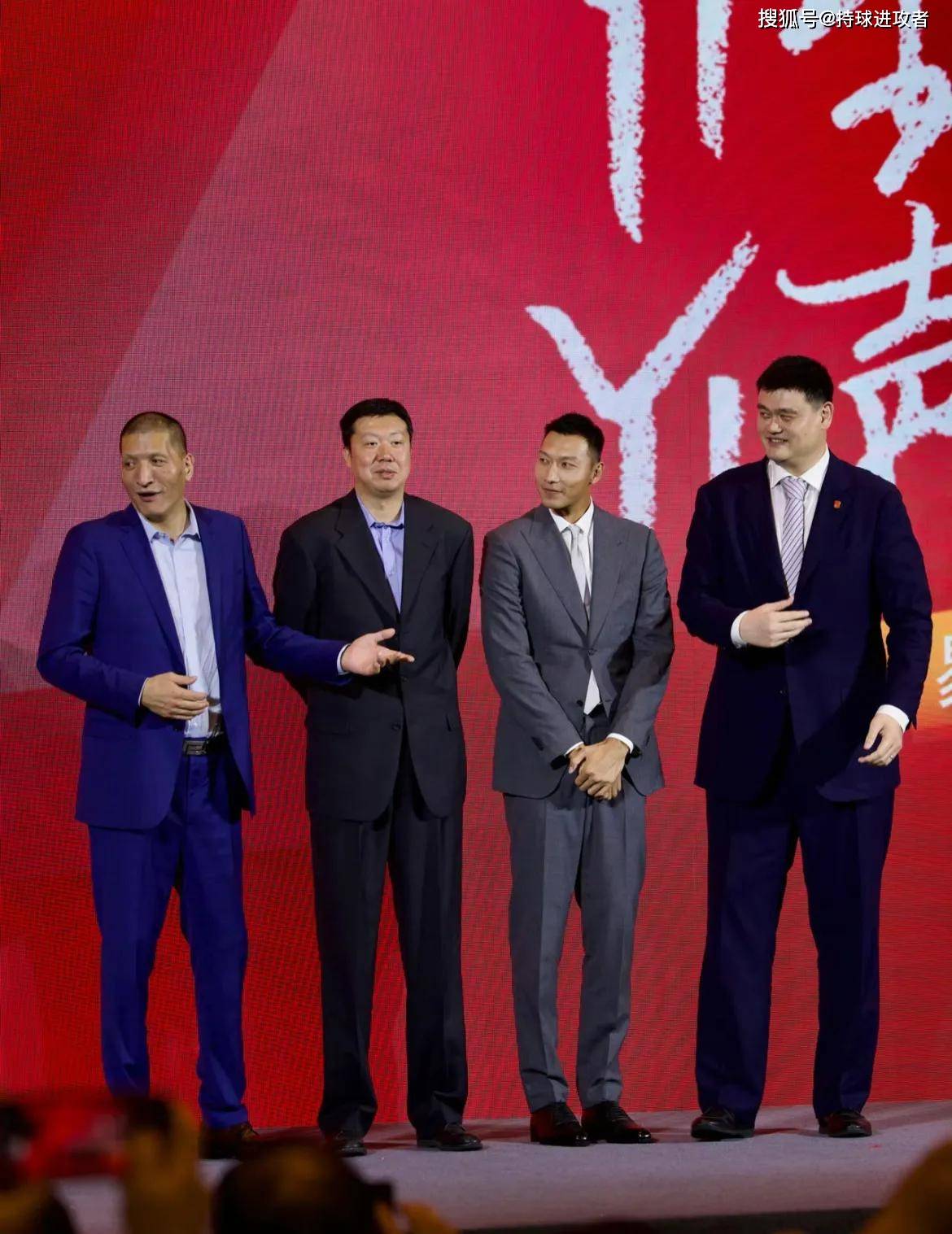 姚明,王治郅出席易建联退役仪式,易建联幽默调侃杜锋_李春江_张博_1