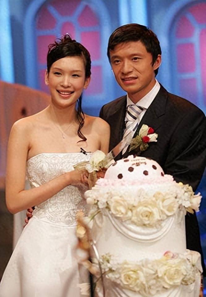 48岁谢晖迎二胎女儿出院!