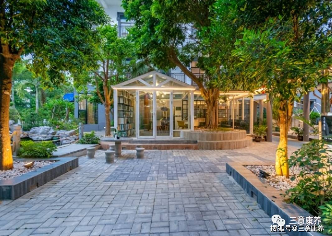 户外配有园林景观,游泳池等基地内部环境雅静由两栋欧式别墅构成基地