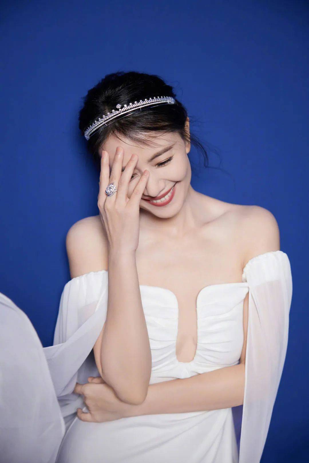 【高圆圆性感美图】露肩深v白裙,女神般典雅惊艳,营造冠冕绮梦_品牌