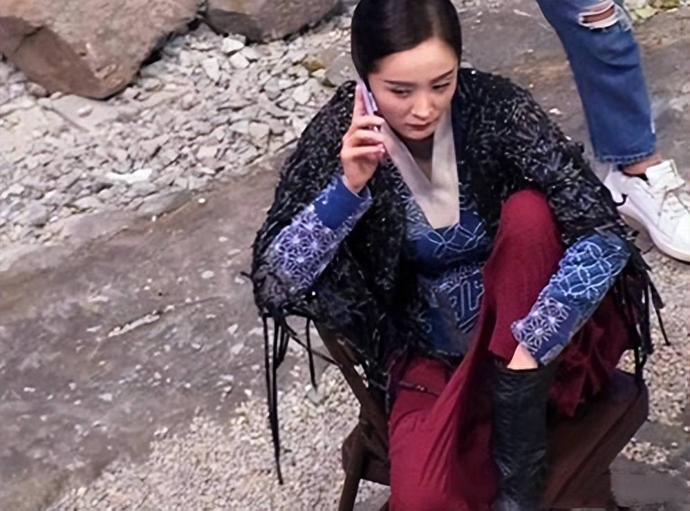 有人被偷拍,有人秀恩爱,还有人在片场泡脚_胡歌_杨幂_不知道