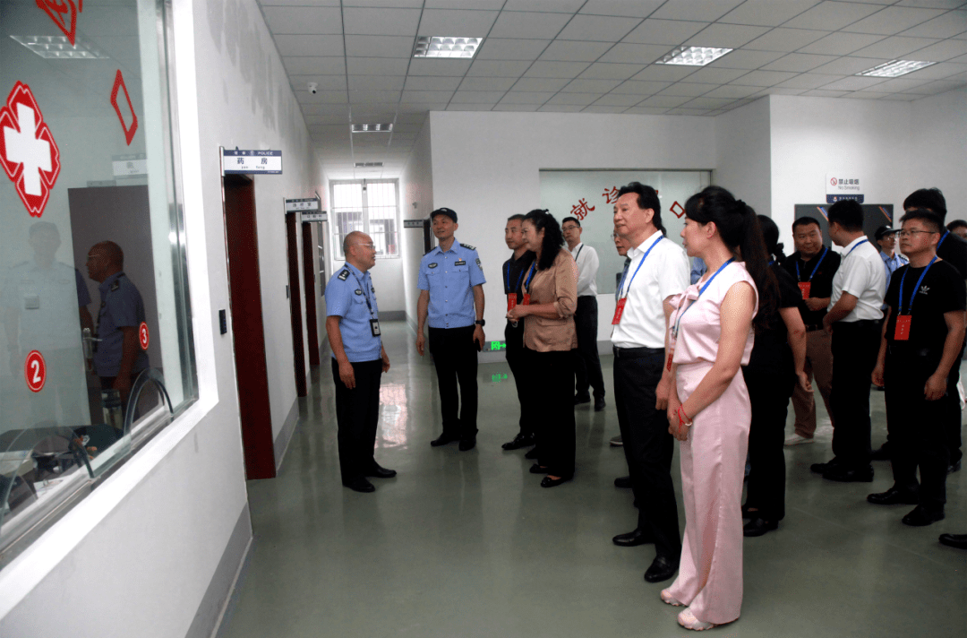 活动开始前,大家先实地参观了锦江监狱职业技能实训基地,劳动改造现场