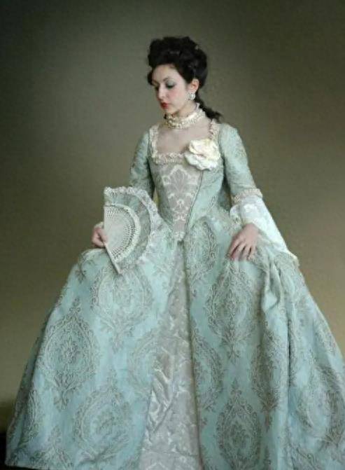 十八世纪法国女性的着装:风格发展,社会象征和身份表达