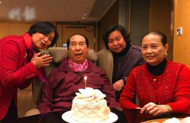 而且在何鸿燊去世后,由二房长女何超琼代表全家发言,并向社会表达了何