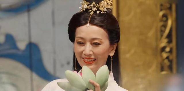 杨紫和赵雅芝同框比美,宁愿埋汰自己也不抢前辈风头,情商太高了_合唱