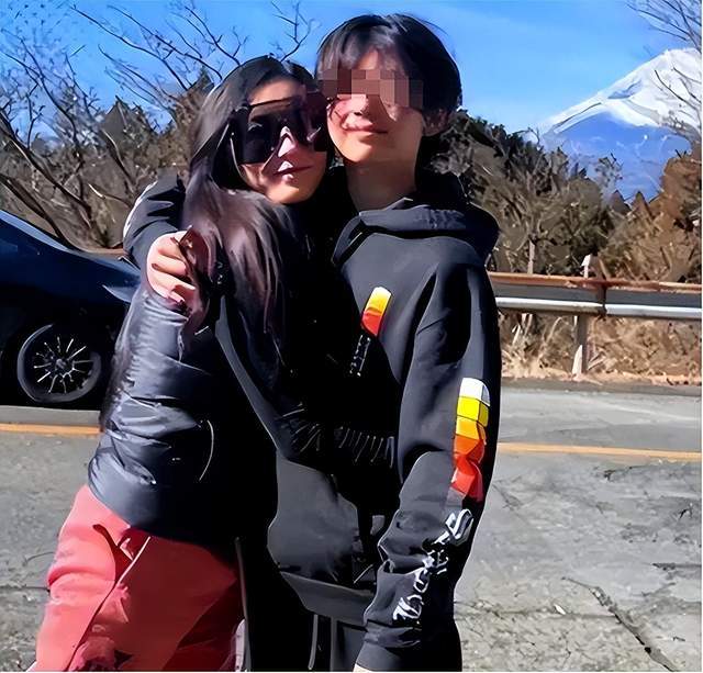 今年暑假,爸爸谢霆锋带大儿子谢振轩去澳洲滑雪,16岁的谢振轩身高和