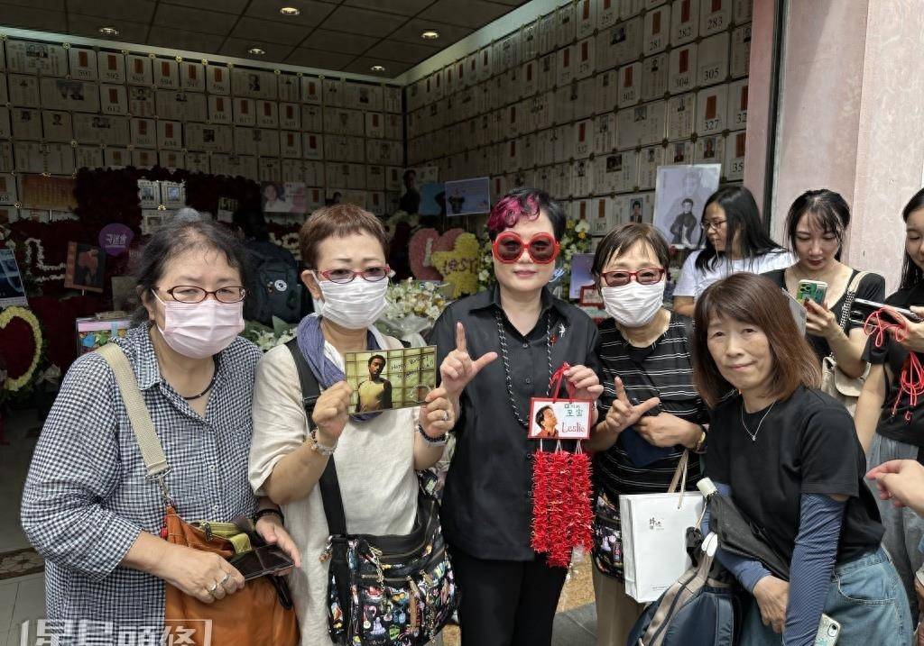 经纪人亲手扫墓,祭桌摆满哥哥生前最爱中式点心_陈太_宝福山_明信片