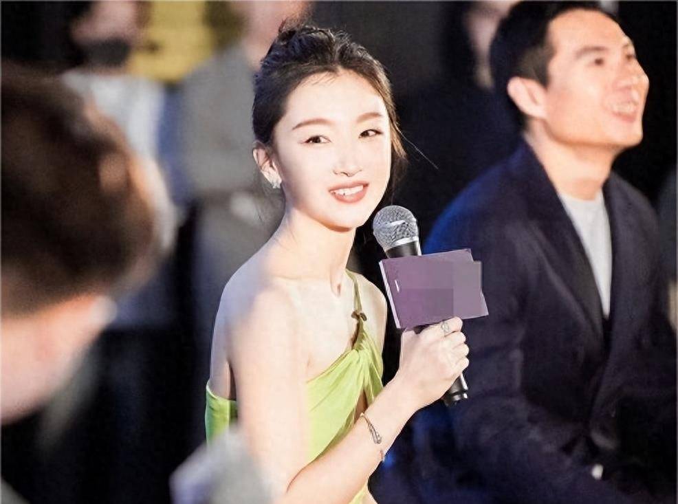 周冬雨生图变化大,脸部僵硬意外撞脸倪妮,被指填充过度_鹦鹉_网友