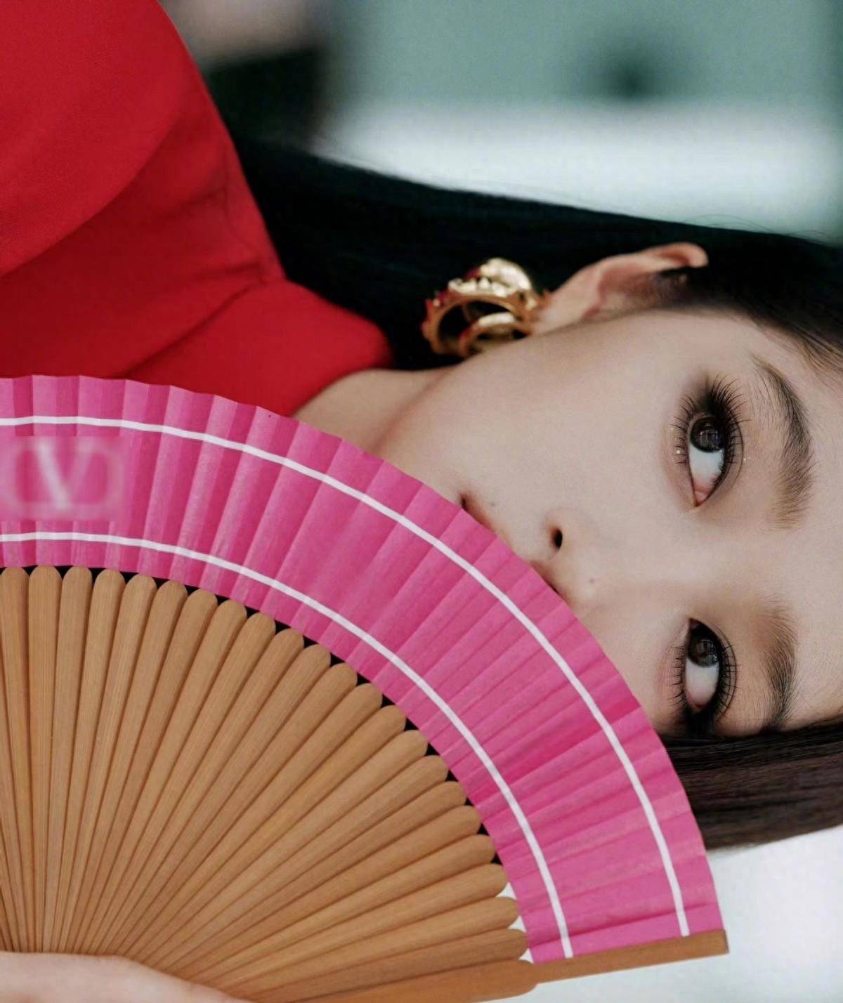 她穿西装露出大腿,身材太好了,连关晓彤都输了_造型_活动_衣服