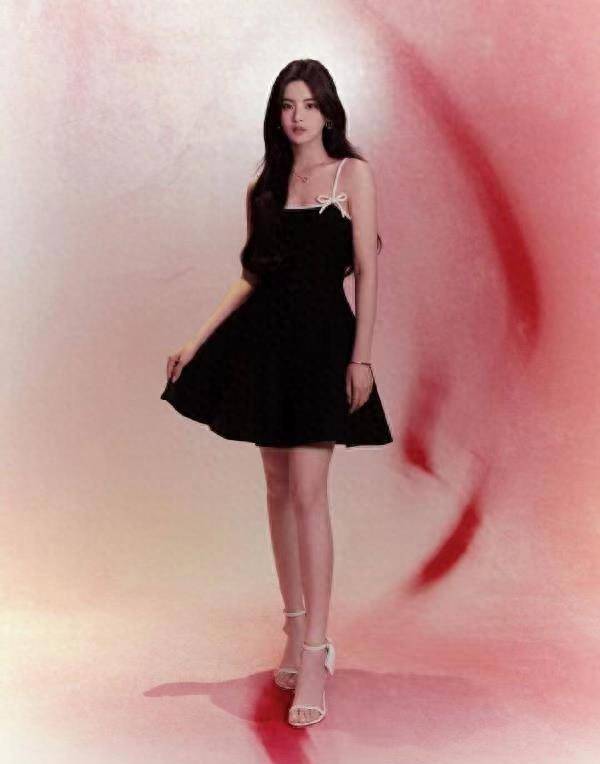 杨超越穿黑裙搭配裤袜暴露事业!