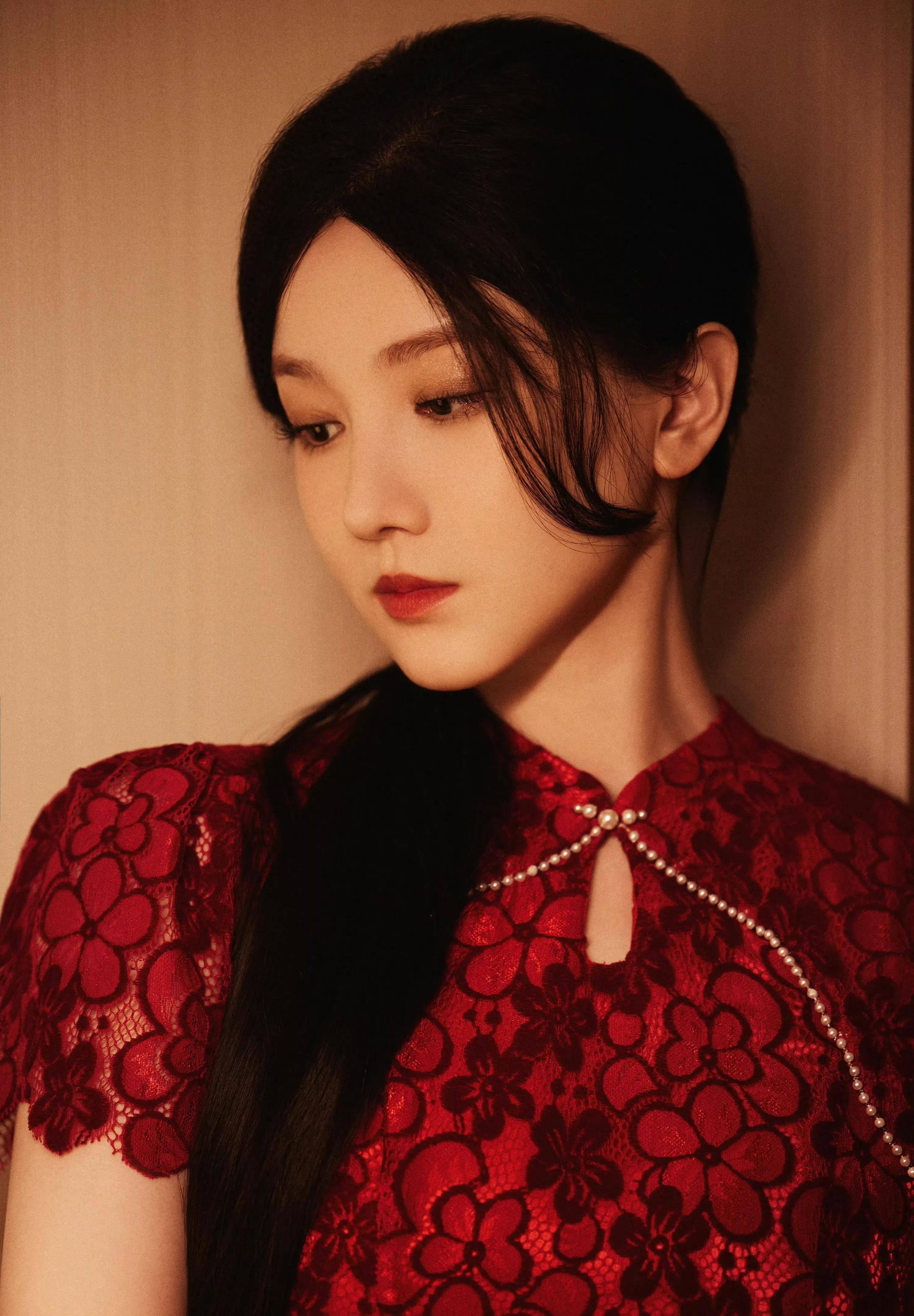 陈小纭的红色露背旗袍_韵味_民族_花姿