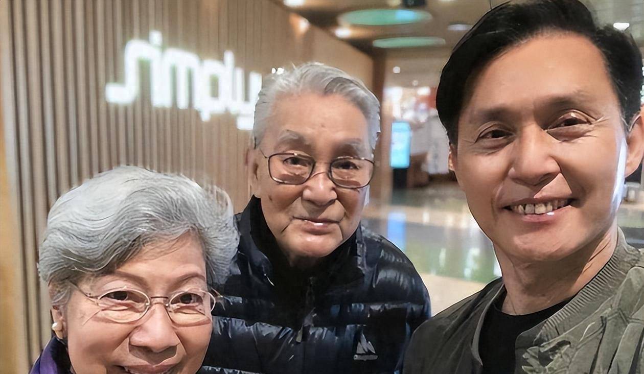 为陪病妻推戏约,每天锻炼不连累子女_周聪_妻子_谢贤