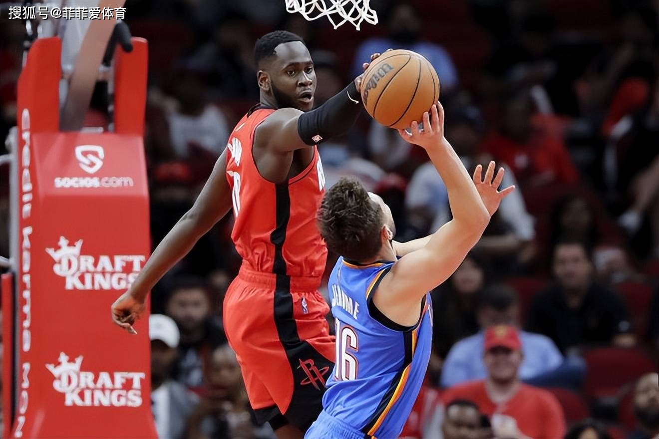 此前试训诺埃尔,费沃斯等球员,最后他们选择了加鲁巴,这名球员身高2米