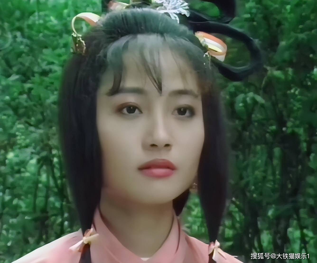 杨玉梅的腮帮子很大,造型师给她用了几缕头发遮挡,但漂亮与否仍要挑