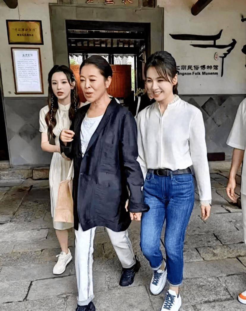 倪萍的街拍照片并不漂亮,但却暴露了他的真实状态,他比同龄人漂亮多了