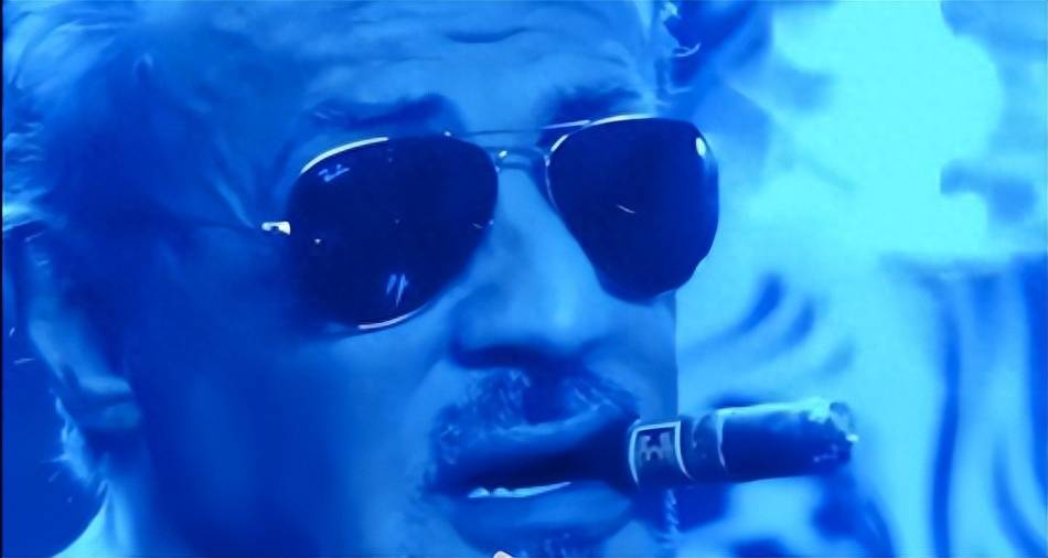 在《敢死队4》中,史泰龙饰演的巴尼抽得到底是什么雪茄?