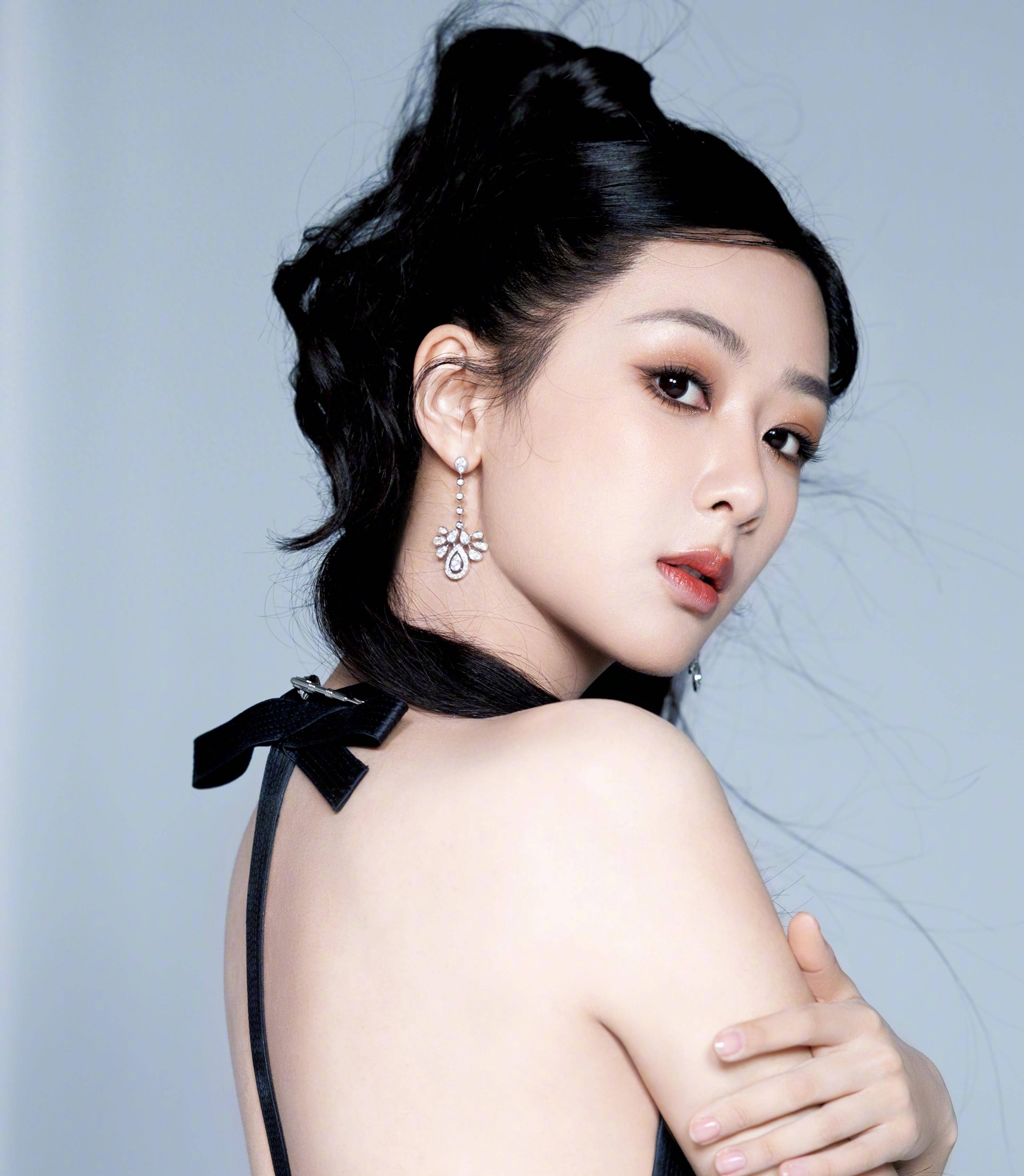 杨紫高马尾黑色露背连衣裙_图片_风格_魅力