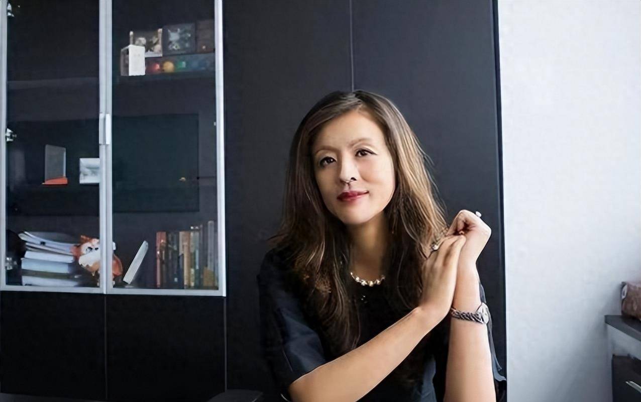 张薇是一位非常有能力的女性,值得一提的是,她曾经在央视任职的主持人