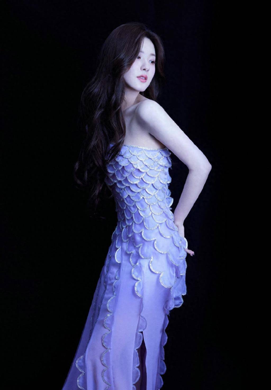 赵露思:长款高定礼服亮相法国南部欧舒丹假日花园,尽显优雅魅力