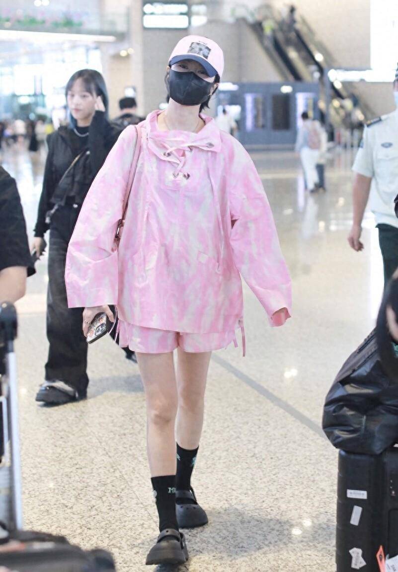 郁可唯粉色运动服超减龄,露出让人头晕的细腿!_造型_整体_短裤