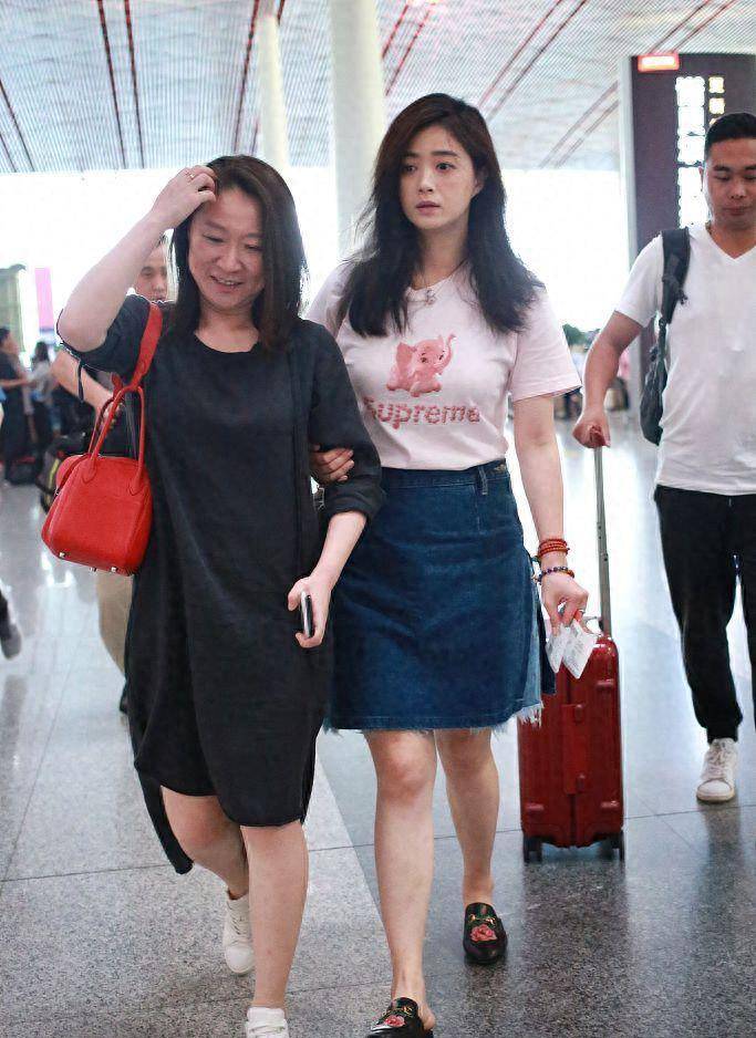 蒋欣在街上穿着短裤,露出双腿, 40岁了,她还是个少女,一点也不胖_黑色