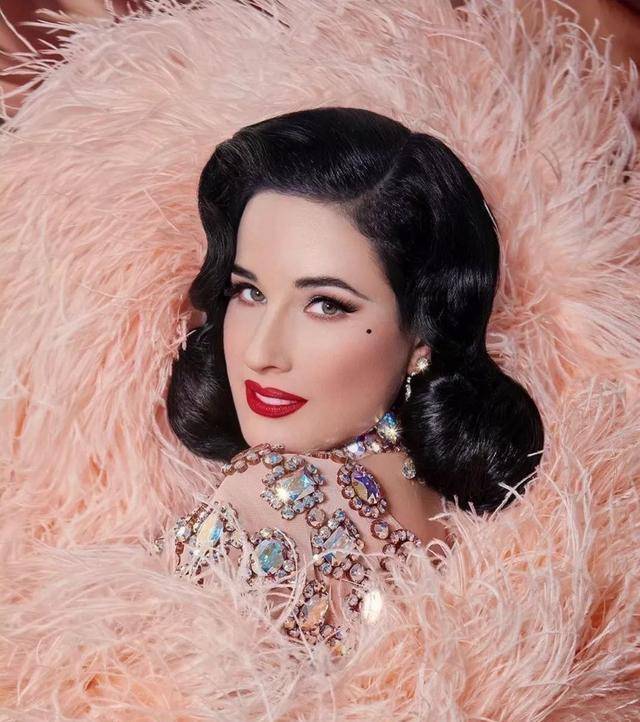 世界最美脱衣舞娘:身价超2亿,性感似梦露,裙下之臣