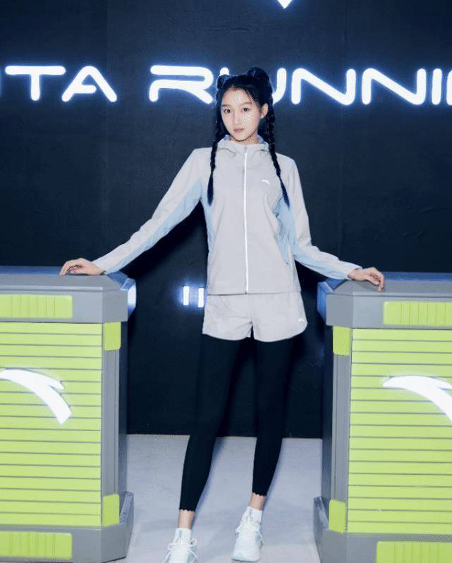 当关晓彤换上无痕裤,这腿我想都不敢想_造型_活力_身材