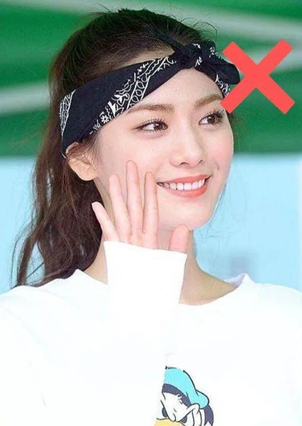 但是这里要提醒大家的是,佩戴的时候,发带一定要刚好遮住发际线↓小宽
