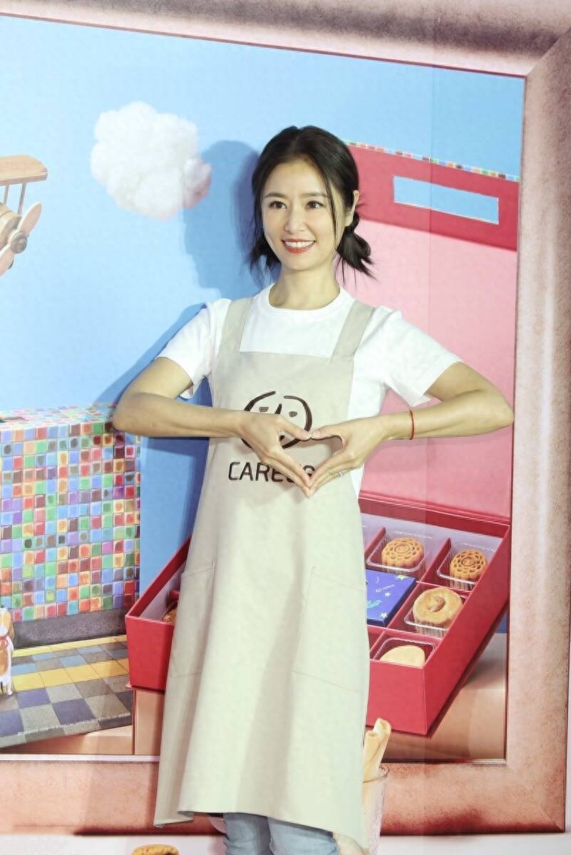 林心如疯狂扮美,白t外套背带裙还扎双马尾,可惜脸一看就是阿姨_年龄