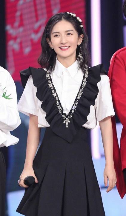 谢娜独自带女儿逛商场!