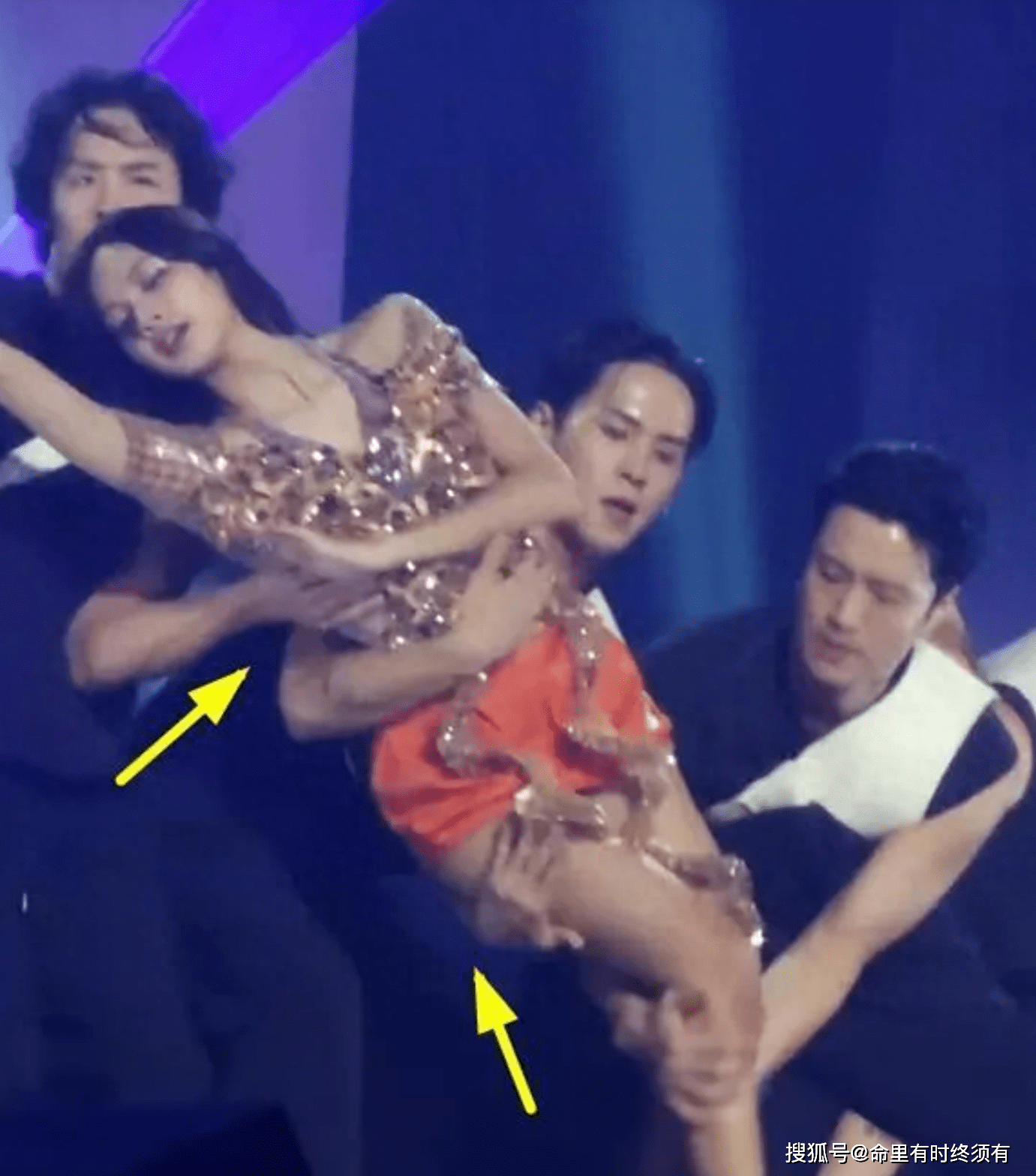 Lisa疯马秀后回韩国演出，穿着大胆被男舞伴摸胸，丝毫不忌讳_搜狐网