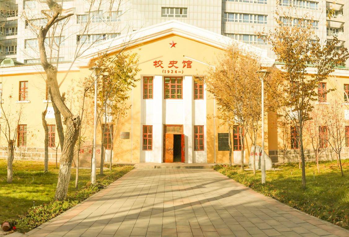 此外,新疆大学还是一所历史悠久,办学底蕴深厚的高等教育学府,其历史