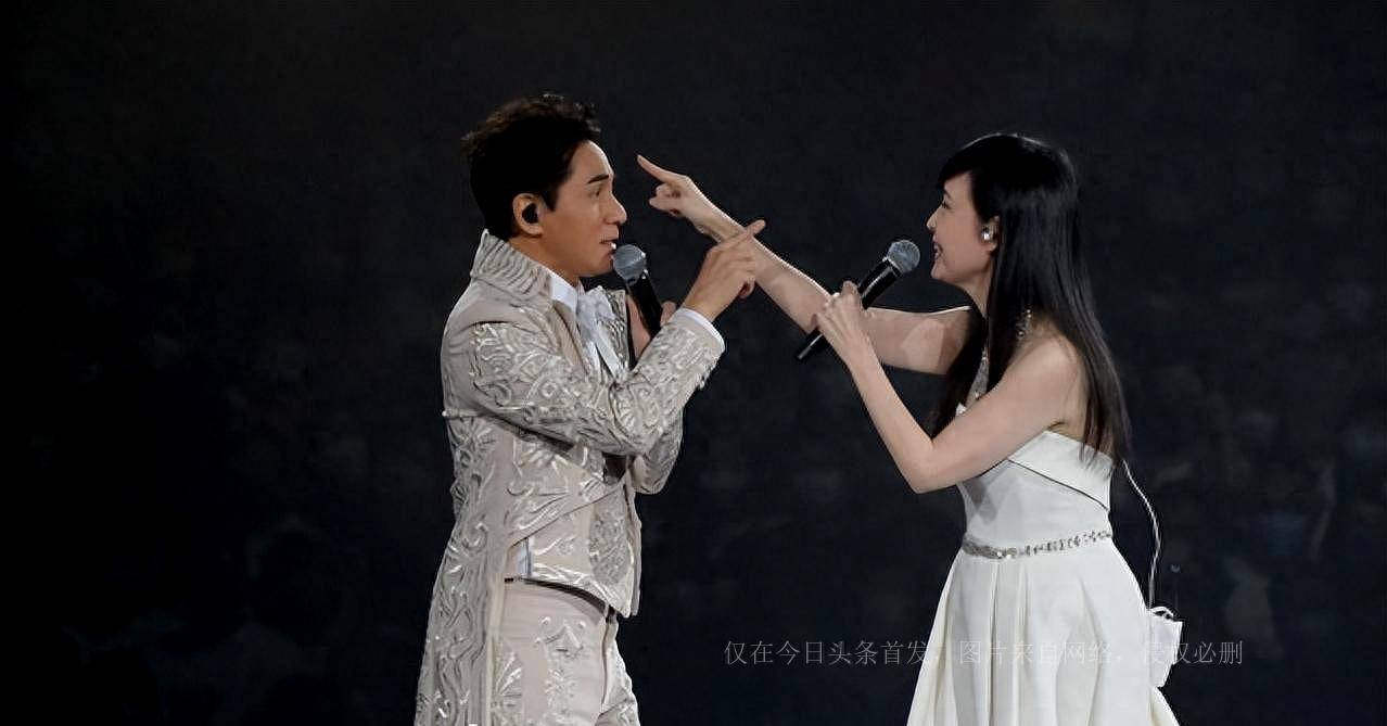 55岁周慧敏与男星亲密拥抱,穿抹身材裙大秀身材白到发光仍似少女