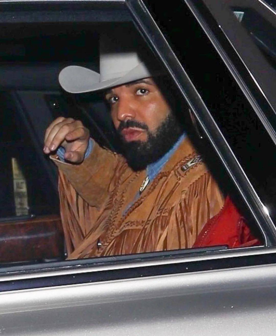 当地时间8月25日,drake现身la公鸭"drake在25号那天办了自己35岁的