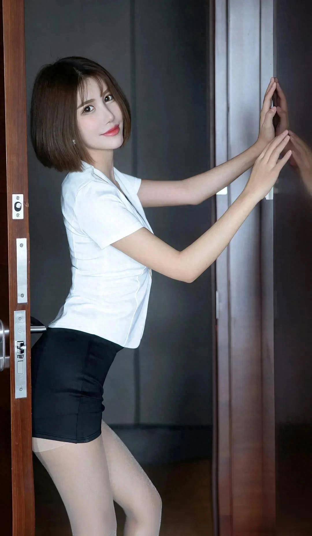 职业装美女写真引发激烈争议_女性_着装_照片