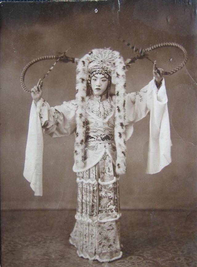 露兰春:24岁被迫嫁黄金荣,婚后出轨薛恒生七子,为何38岁早逝?