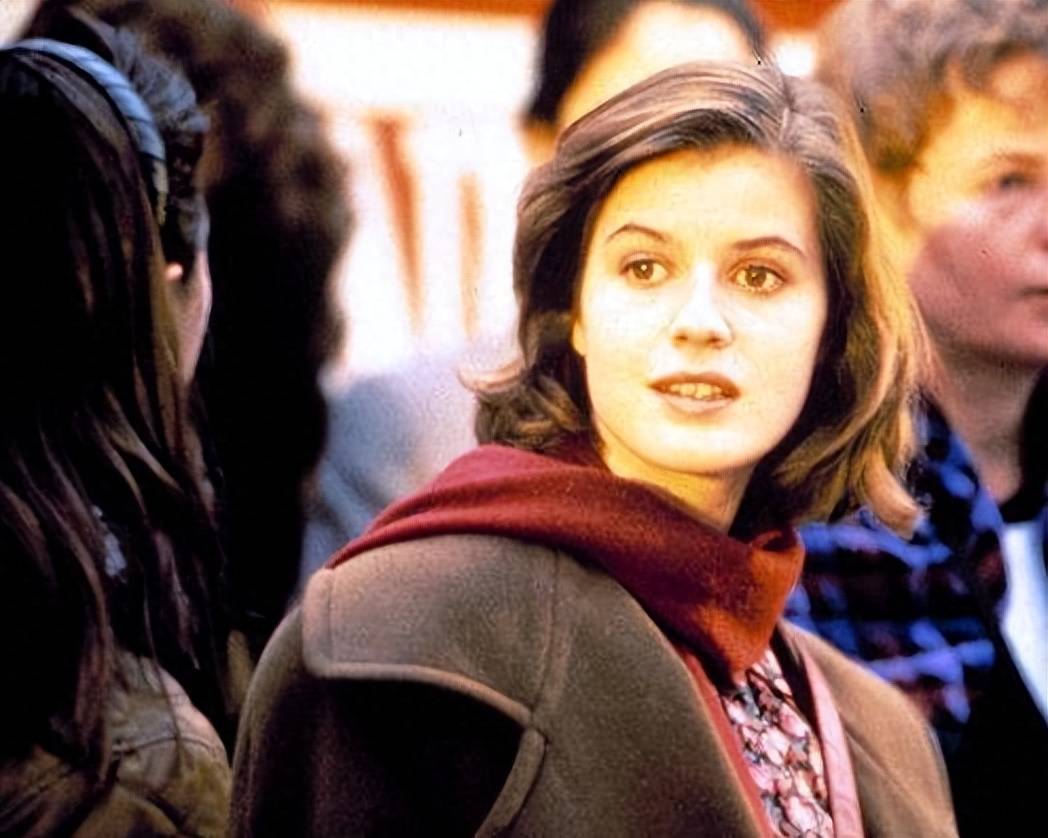 维罗妮卡独自探索事件发生的结果,种族和思想碰撞,调查就此展开